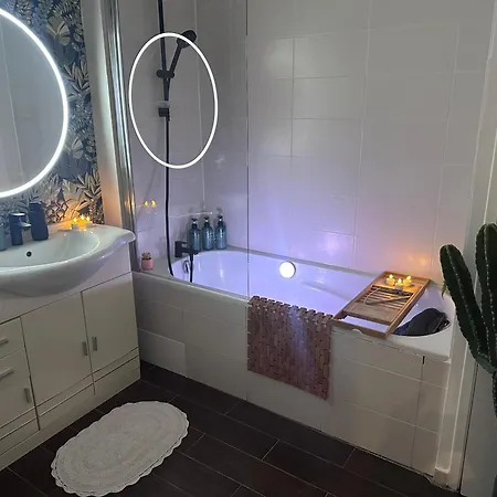 Newly Renovated Aparment - - Pets Welcome *